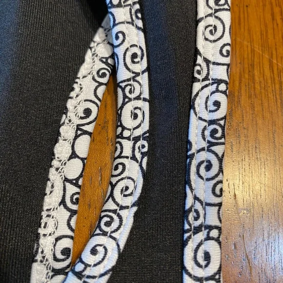 Shanghai red activewear tank. With built-in bra   Size medium. - Picture 12 of 12